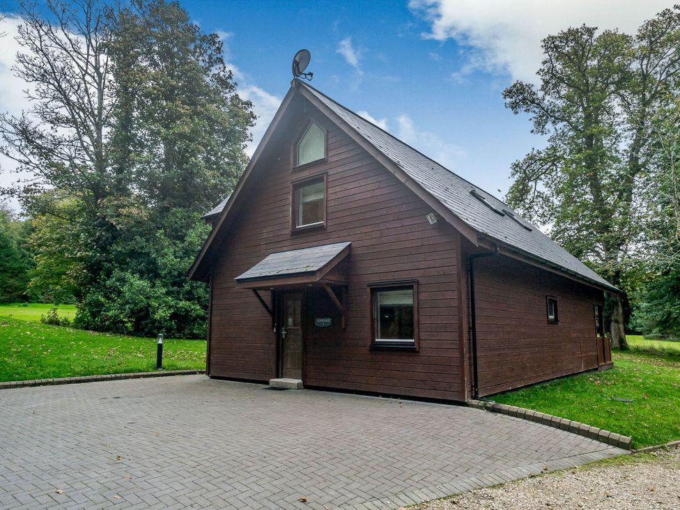 A house with a driveway and a garden at Cornwall Lodge Spa in Praze-An-Beeble