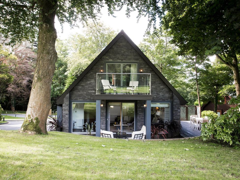 A house with a balcony and deck at St Austell Lodge Spa in Praze-An-Beeble