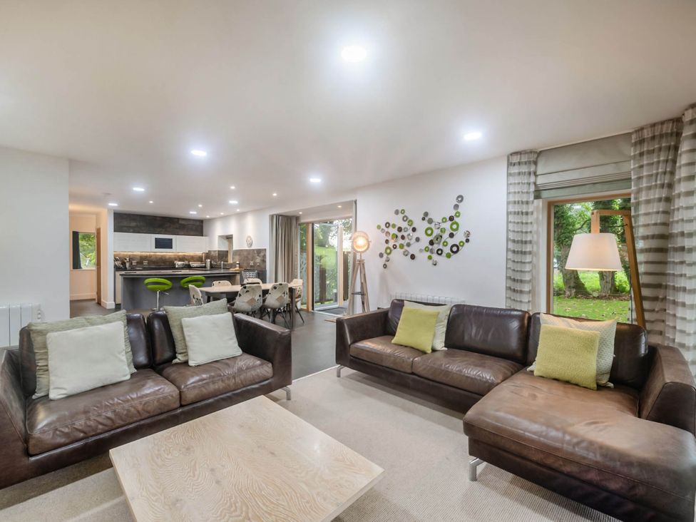 A living room with sofas and a dining area at St Austell Lodge Spa in Praze-An-Beeble