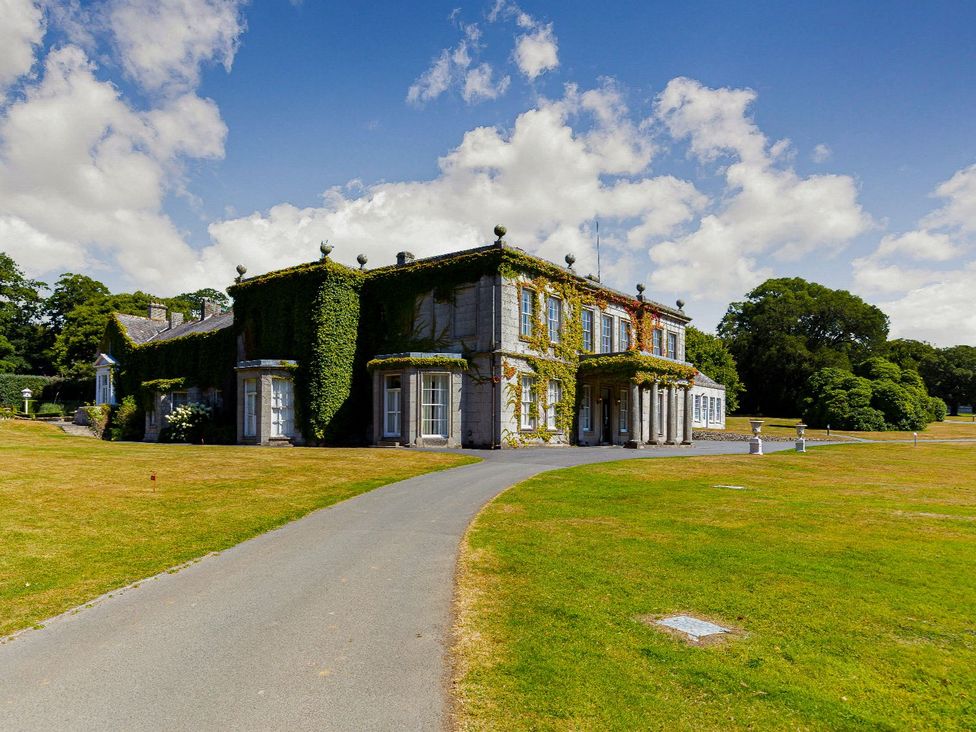 A building with pathway and vegetation at Woodland Lodge Spa in Praze-An-Beeble