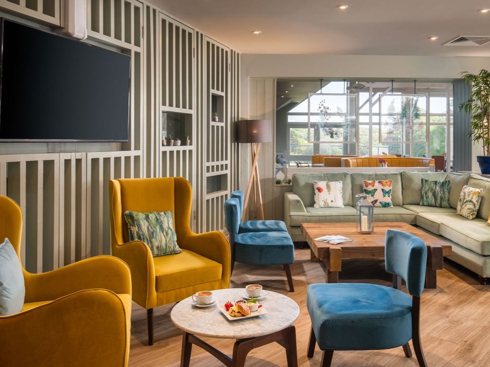 A lounge with seating and television at Lake View Spa in Praze-An-Beeble