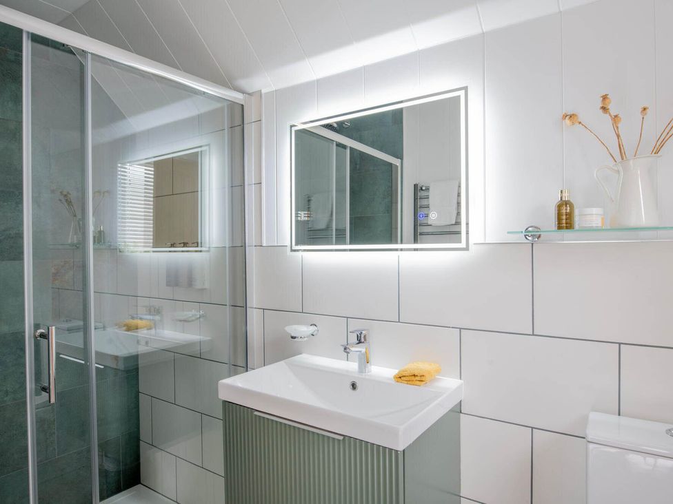 A bathroom with sink and shower at Kilden Pet in Praze-An-Beeble