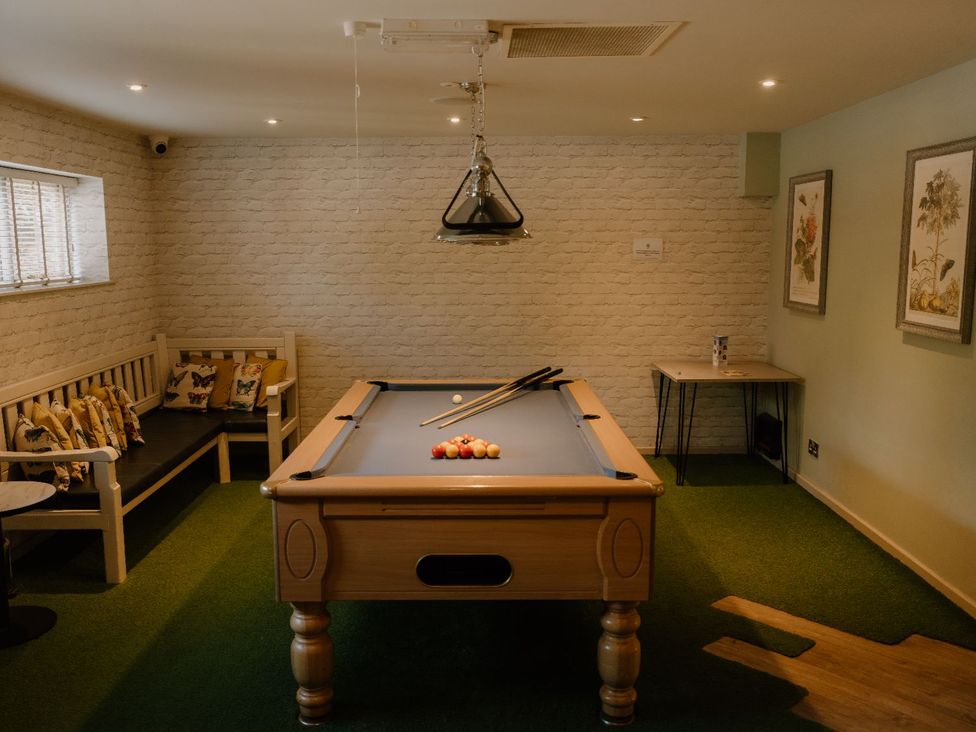 A snug with a pool table and seating at Kilden Pet in Praze-An-Beeble
