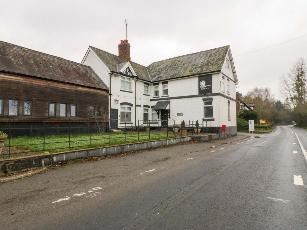 An exterior view of a building on the roadside at The Swan
