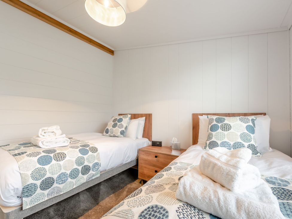 A bedroom with two beds at Sonnet 3 Spa (Pet) (Roof Terrace) in Laugharne