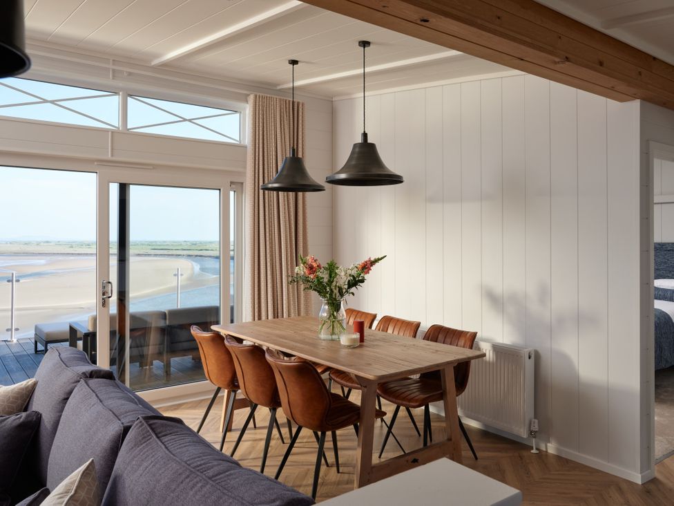 A dining room with a table and chairs at Canto Spa (pet) Laugharne