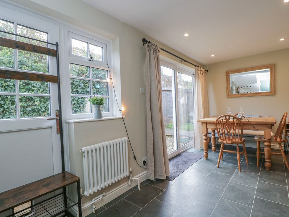 A dining room with a table and chairs at Lavender Cottage in Bradford-on-Avon