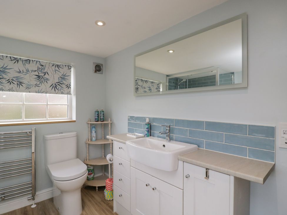 A bathroom with sink and toilet at Lavender Cottage in Bradford-on-Avon