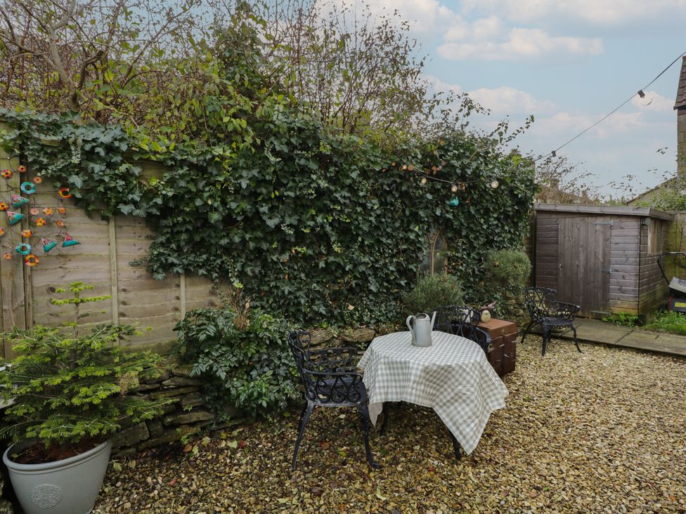 A garden with a table and chairs at Lavender Cottage in Bradford-on-Avon