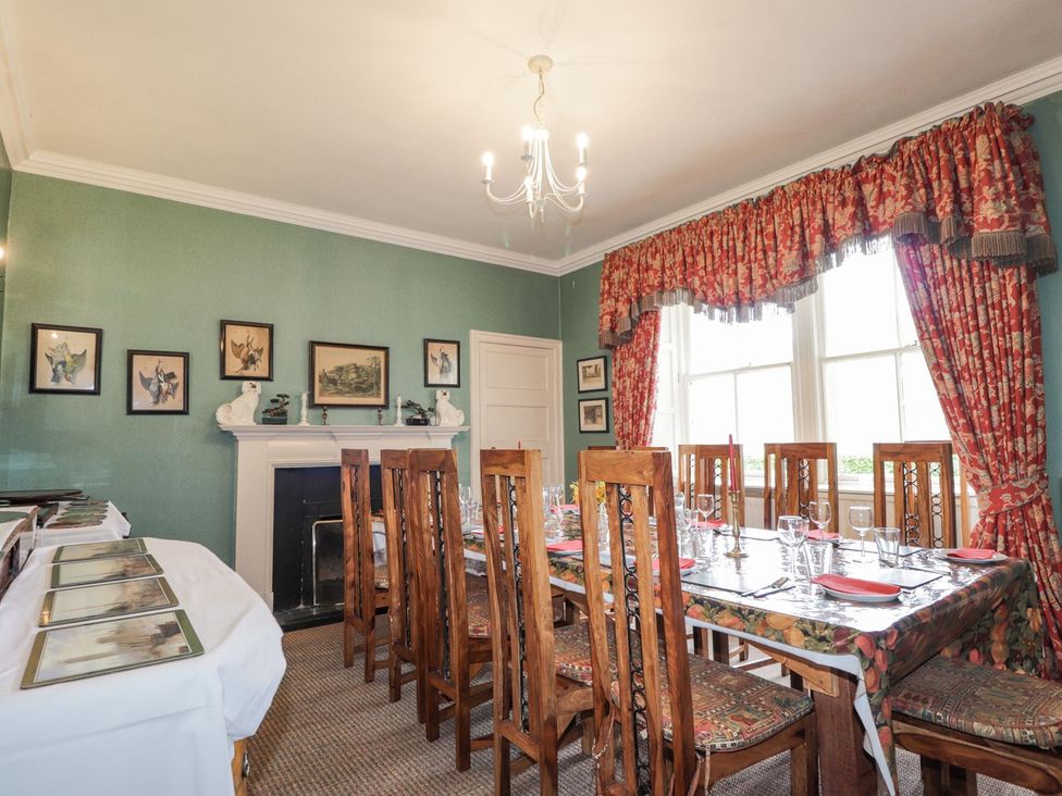 A dining room with a table and chairs at Druidaig Lodge in Kyle