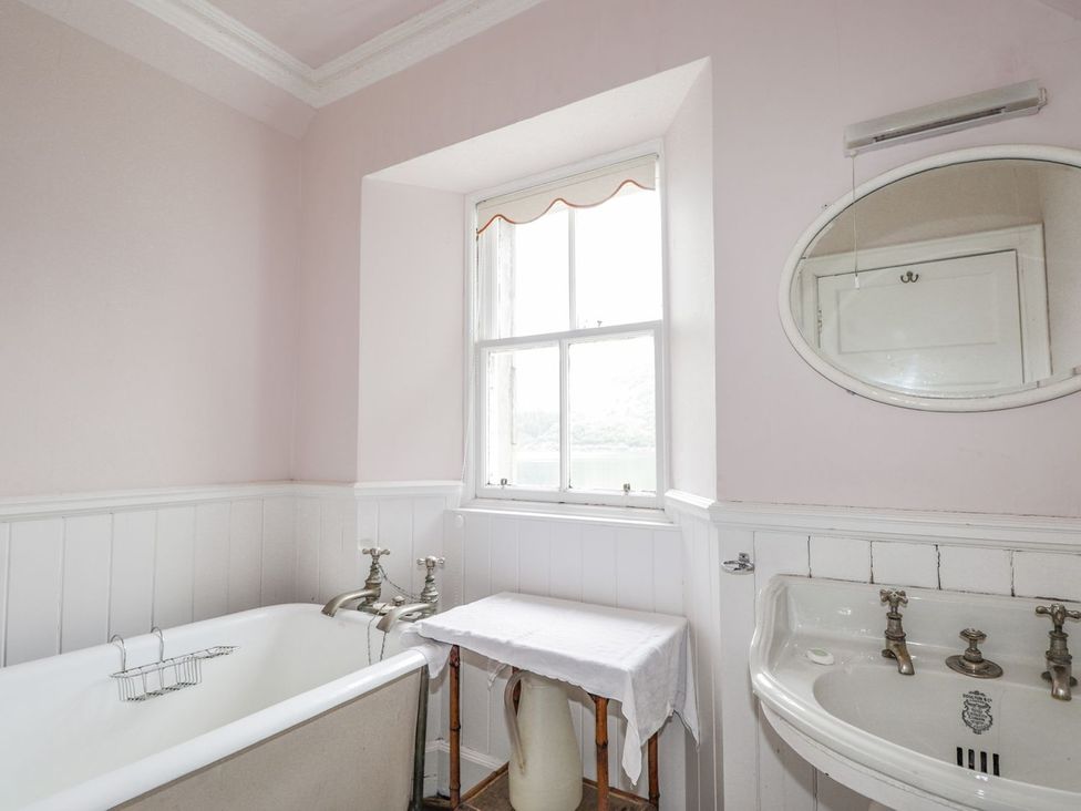 A bathroom with a bathtub and a sink at Druidaig Lodge in Kyle