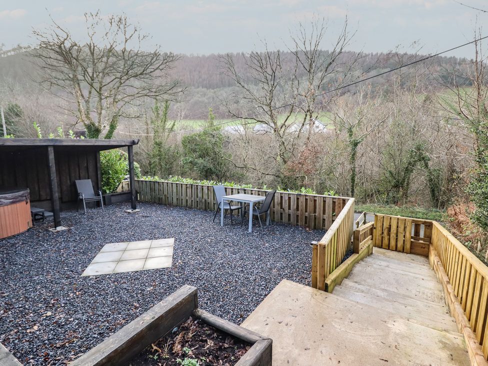 A garden with a hot tub and seating area at Lodge at Nadur 