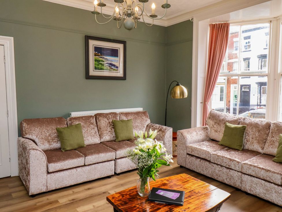 A living room with sofas and a coffee table at Sunnyvale House in Whitby