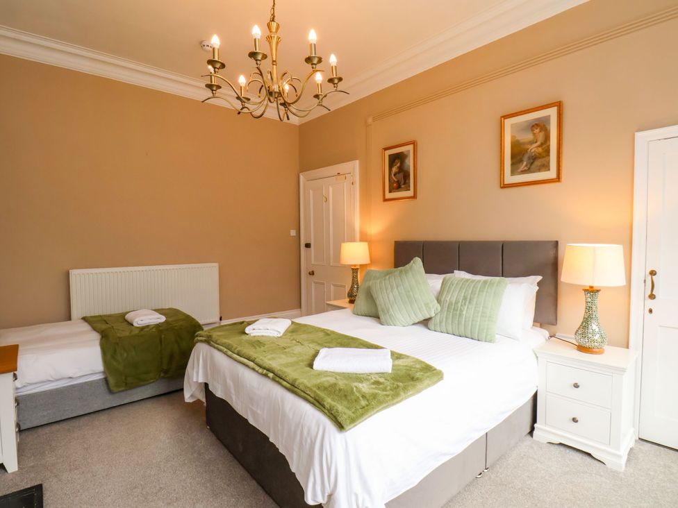 A bedroom with two beds and lamps at Sunnyvale House in Whitby