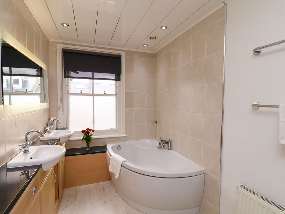 A bathroom with sinks and a bathtub at Sunnyvale House in Whitby