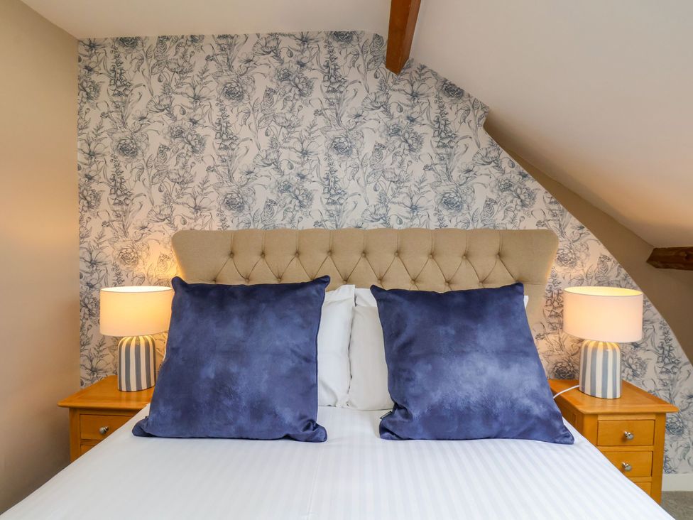 A bedroom with a bed and lamps at Sunnyvale House in Whitby