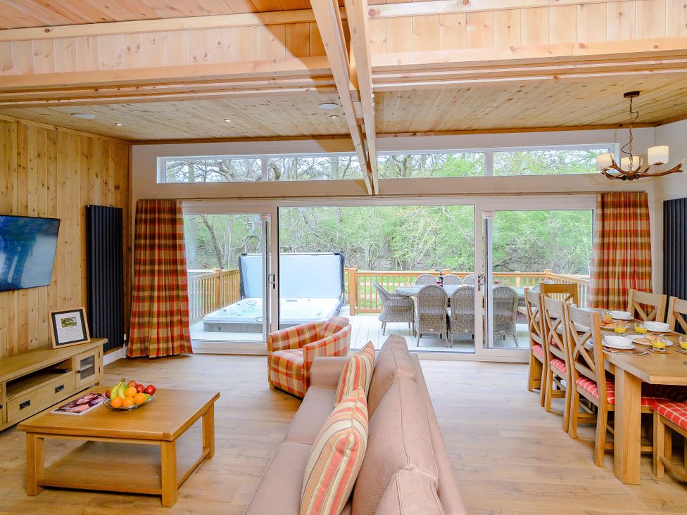 A living room with a dining area and sliding doors at The Fotheringhay in Kings Cliffe