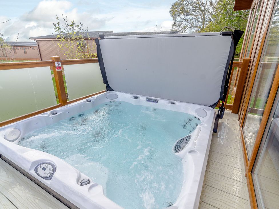 A hot tub on a deck in outdoor area at The Folkesworth in Kings Cliffe