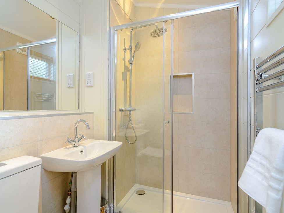A bathroom with a shower, sink, and toilet at The Folkesworth in Kings Cliffe