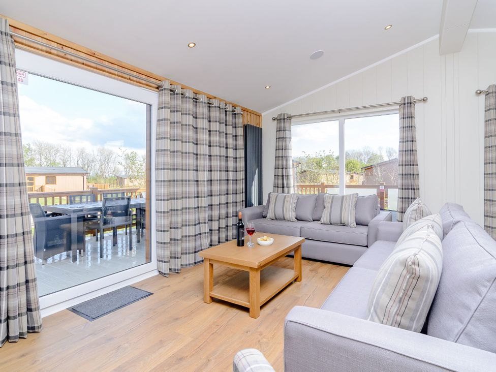 A living room with a sofa and table at The Folkesworth (Pet) in Kings Cliffe
