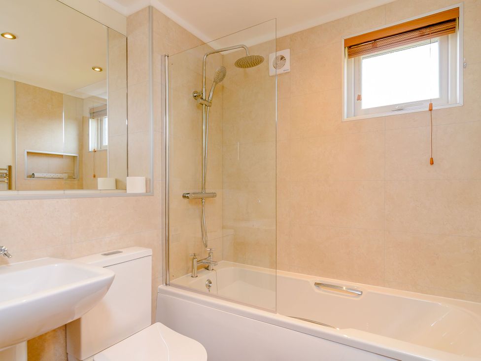 A bathroom with a sink, toilet, and bathtub at The Alwalton (Pet) in Kings Cliffe
