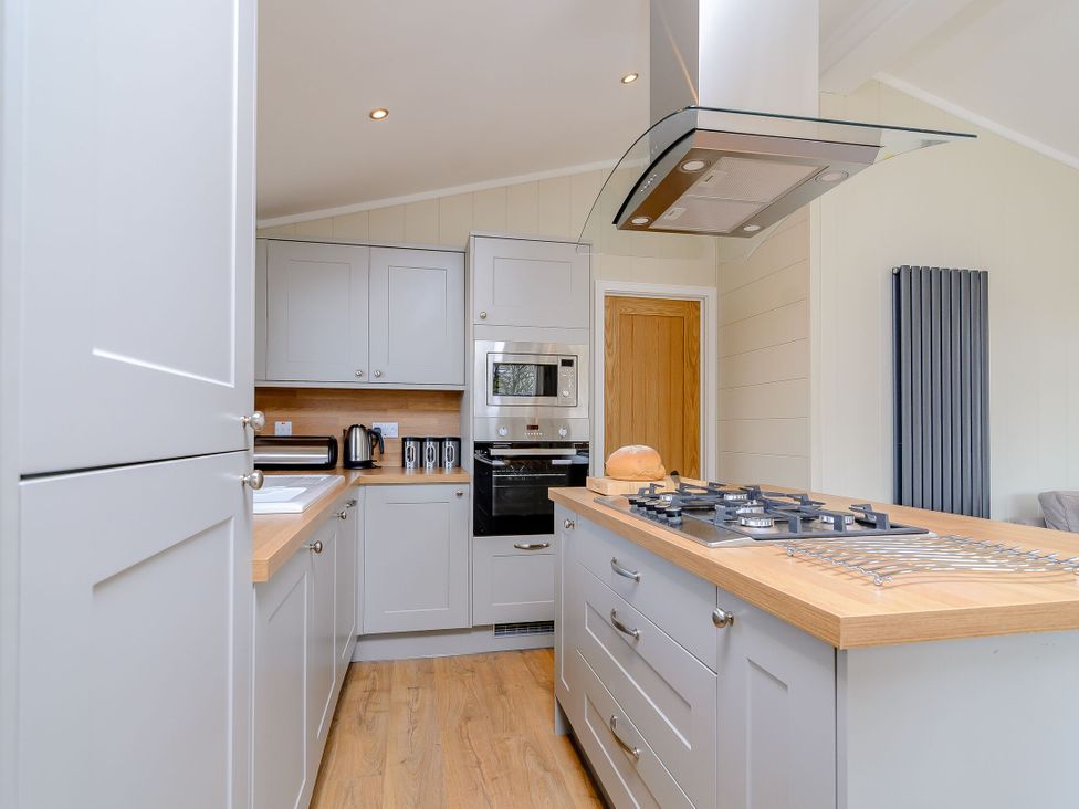 A kitchen with cabinets and appliances at The Alwalton (Pet) in Kings Cliffe