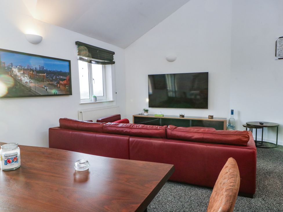 A living room with a TV and a sofa at Manchester apartment in Manchester