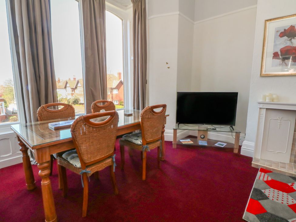 A dining room with a table and chairs at Apartment 1