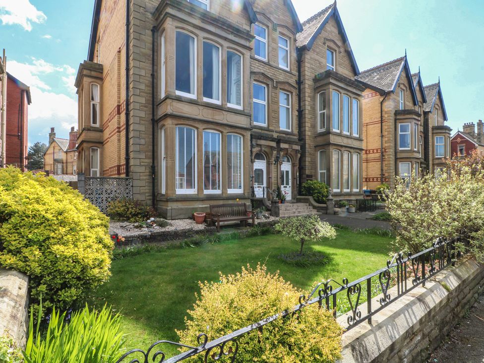 A building with windows and a garden at Apartment 1 in 