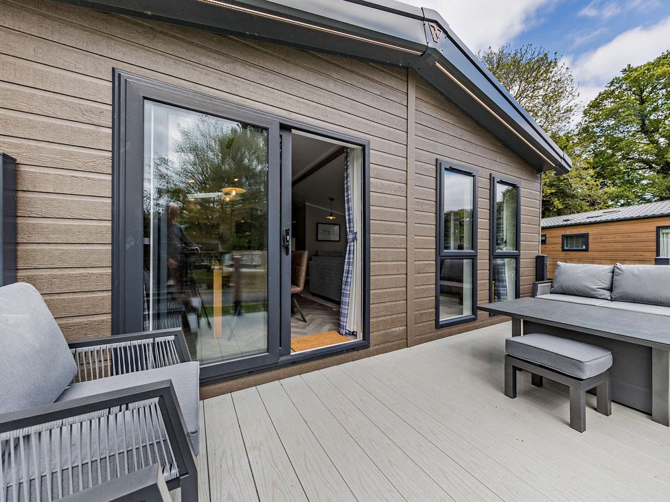 An outdoor area with seating and a table at Saron 2.0 Spa Pet in Llandyrnog