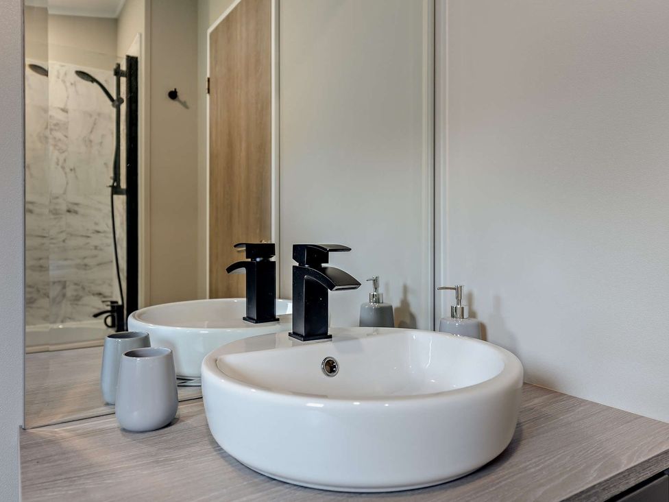 A bathroom with a sink and shower at Saron 2.0 Spa Pet Llandyrnog