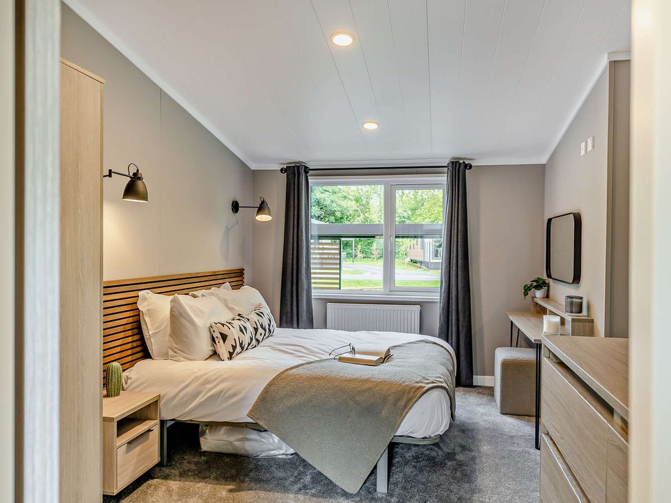 A bedroom with a bed and desk at Saron 2.0 Pet in Llandyrnog