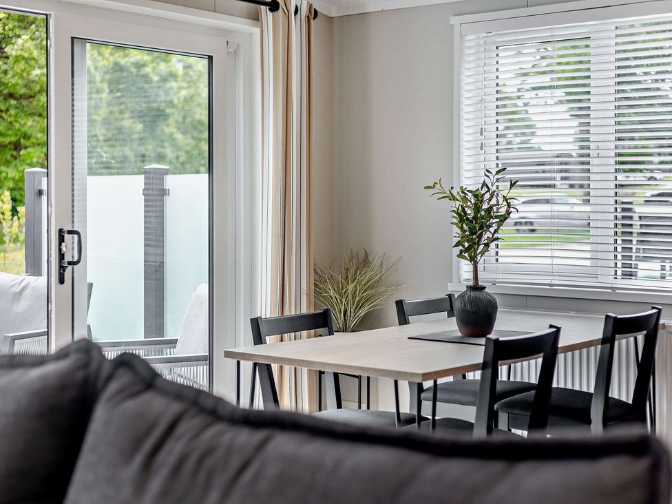 A dining room with a table and chairs at Saron 2.0 Pet Llandyrnog