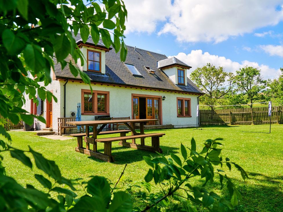 A house with a picnic table and chairs in the outdoor area at Holly House in Blairgowrie