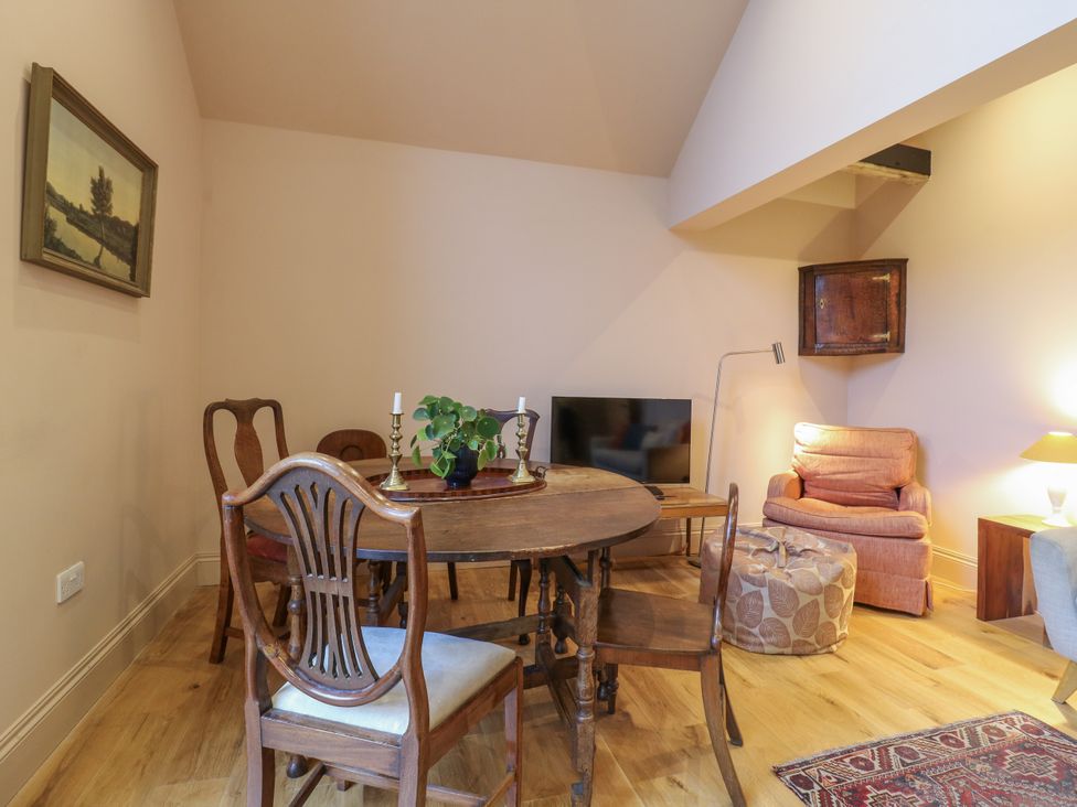 A dining room with a table and chairs at The Apartment Oving near Whitchurch, Buckinghamshire