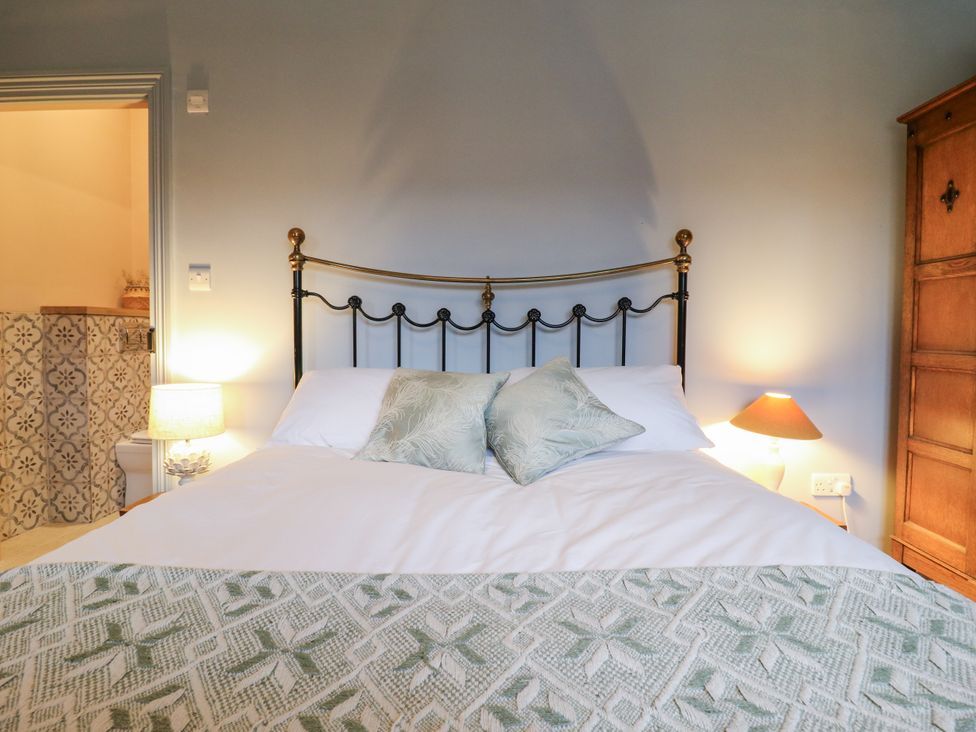 A bedroom with a bed and bedside lamps at The Apartment in Oving near Whitchurch, Buckinghamshire