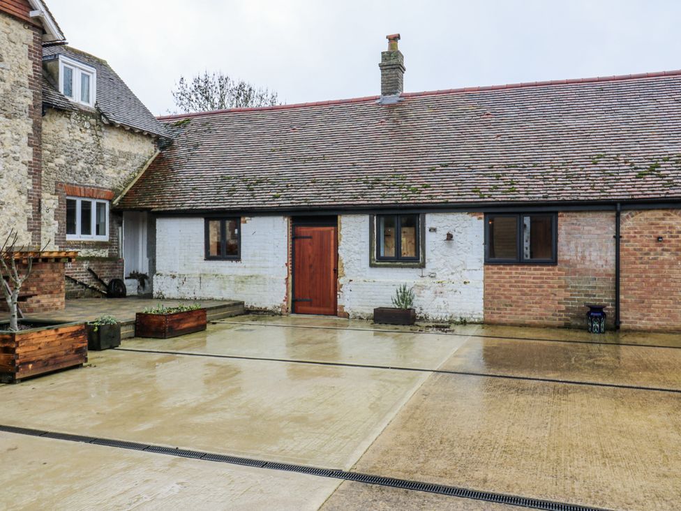 An outdoor view of a building with a door and windows at The Apartment in Oving near Whitchurch, Buckinghamshire