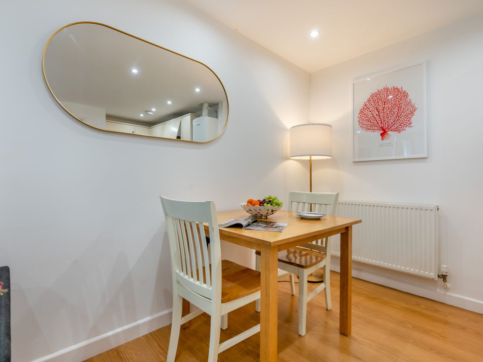 A dining room with a table and chairs at Poldark Spa Pet in Perranporth