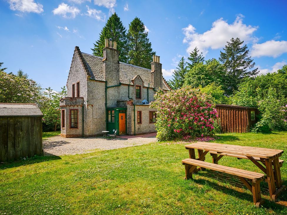 A house with a garden and bench at West Lodge in Kirriemuir