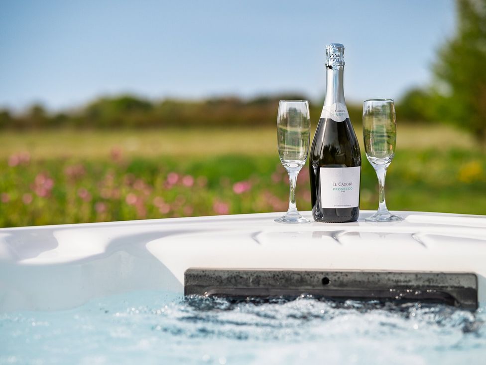 A hot tub with champagne and glasses at Stokesley (Pet) Great Ayton
