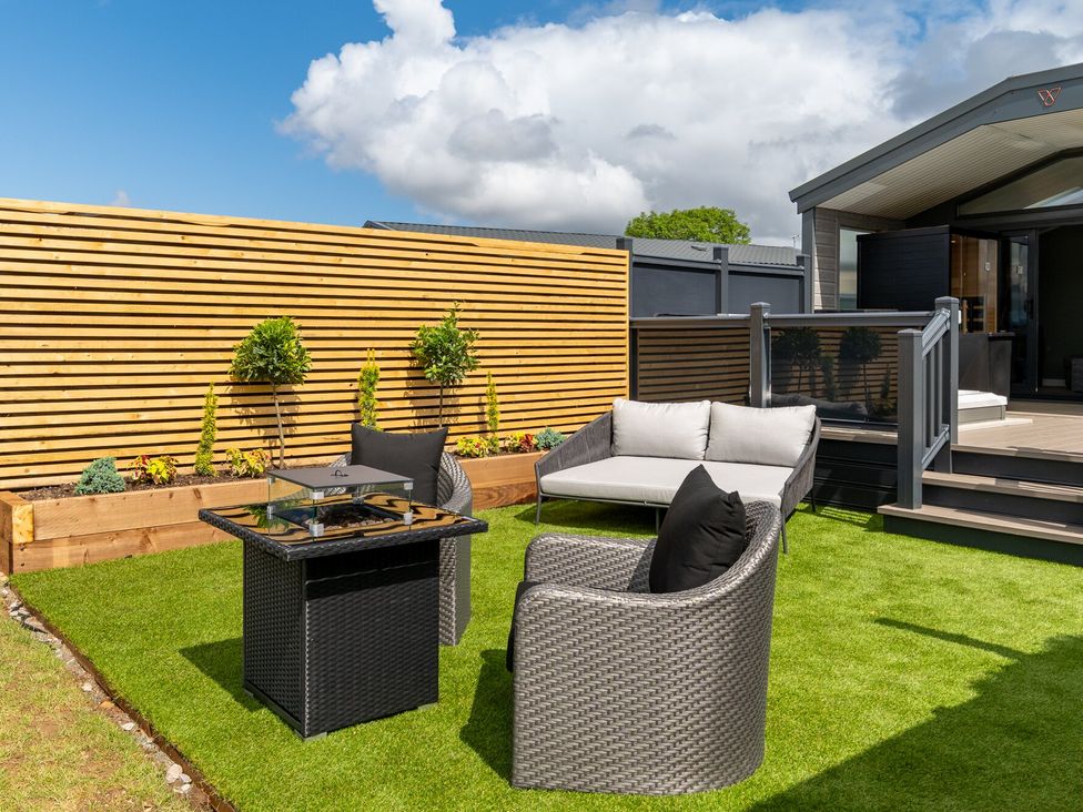A garden with outdoor seating and planters at The Oasis in Great Ayton