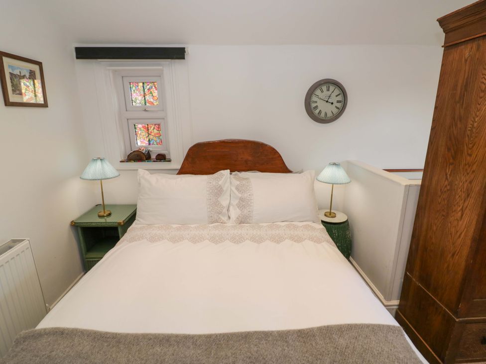 A bedroom with a bed and lamps at Flat 4 in Evesham