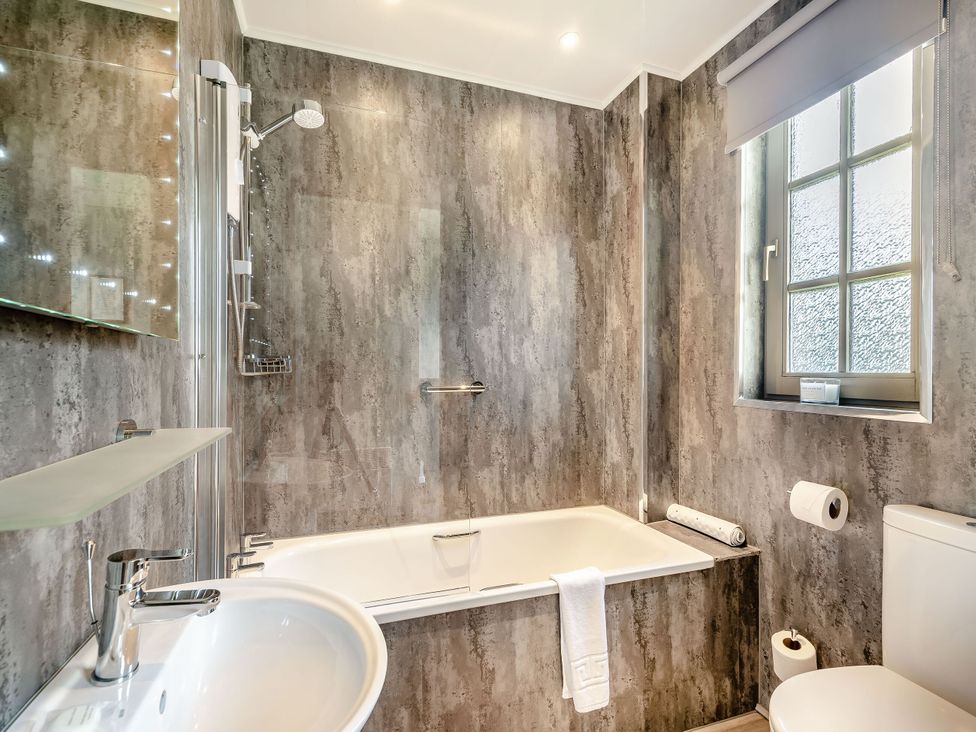 A bathroom with a bathtub and shower at Bargany (Pet) Dailly