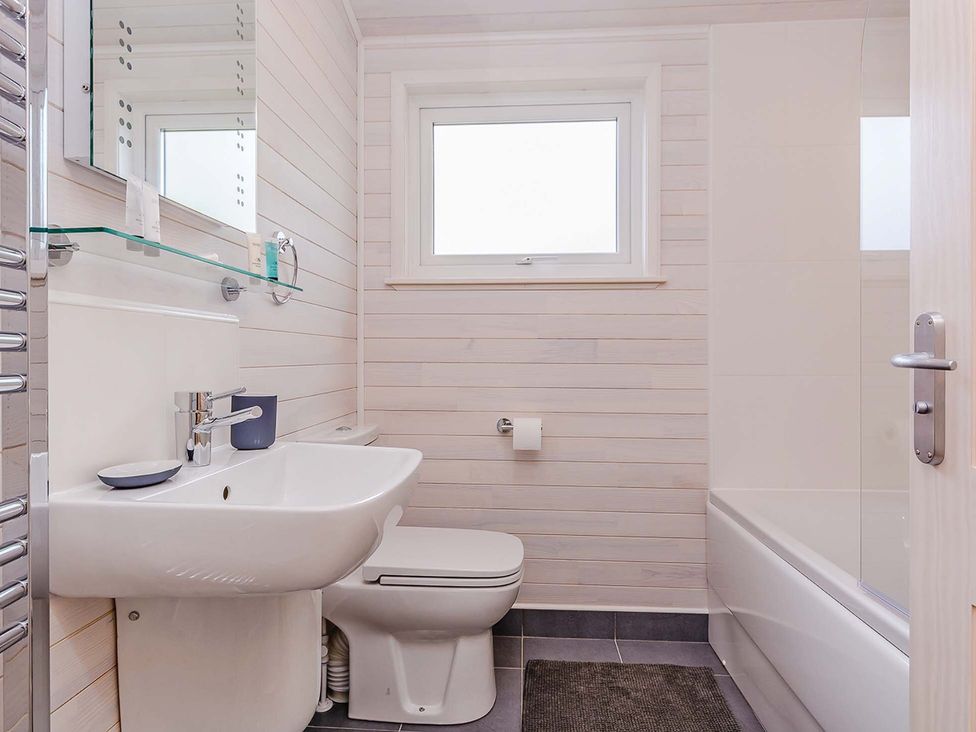 A bathroom with a sink, toilet, and bathtub at Hurricane Lodge in Fair Oak