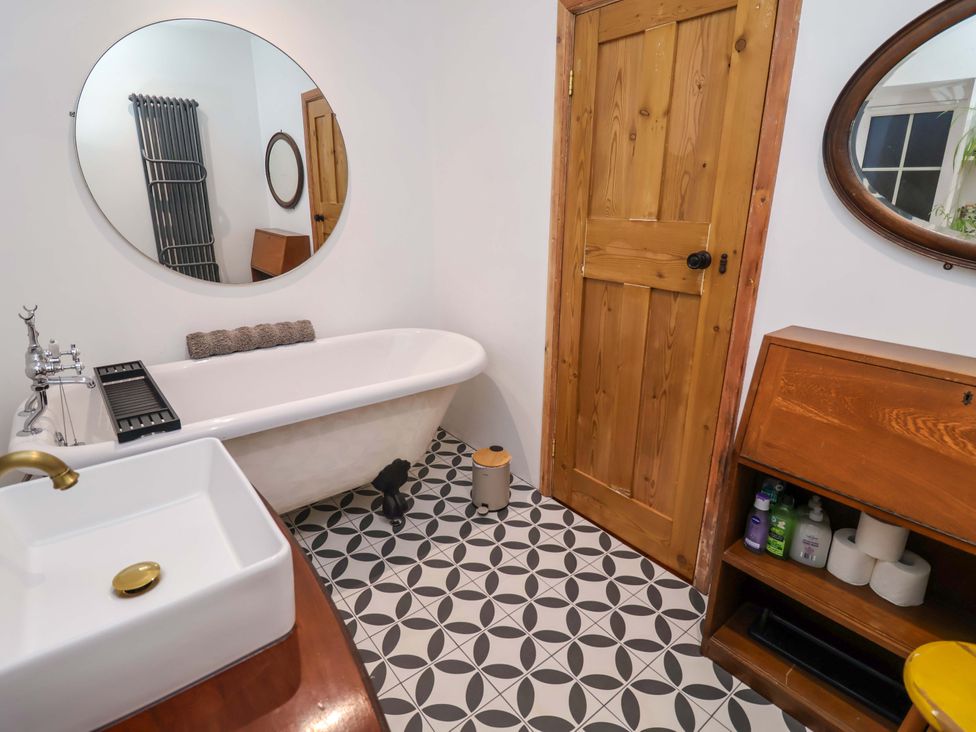 A bathroom with a bathtub and sink at The White House in Norwich