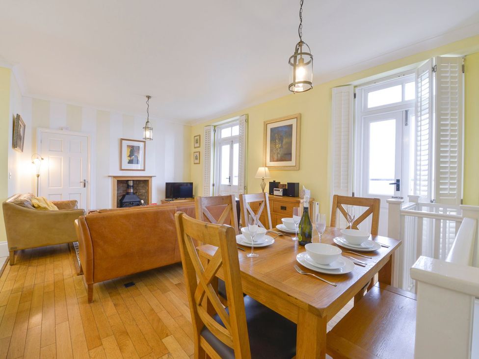 A dining room with a table and chairs at The Old Signal House in Torpoint