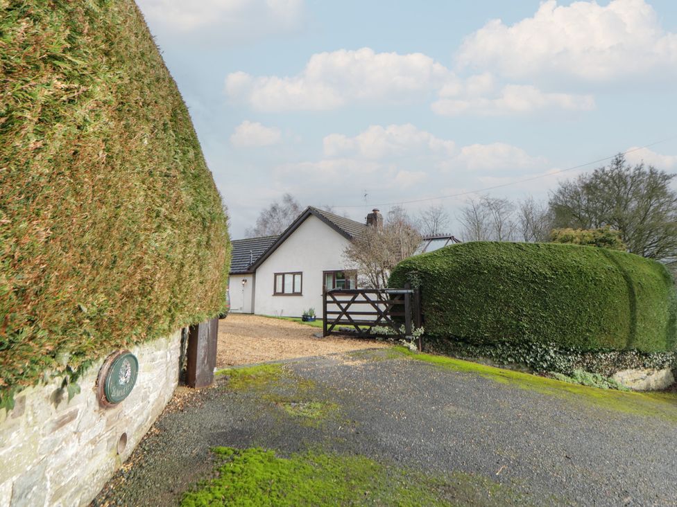 A house with a gate and hedges at Summerhill in Hereford