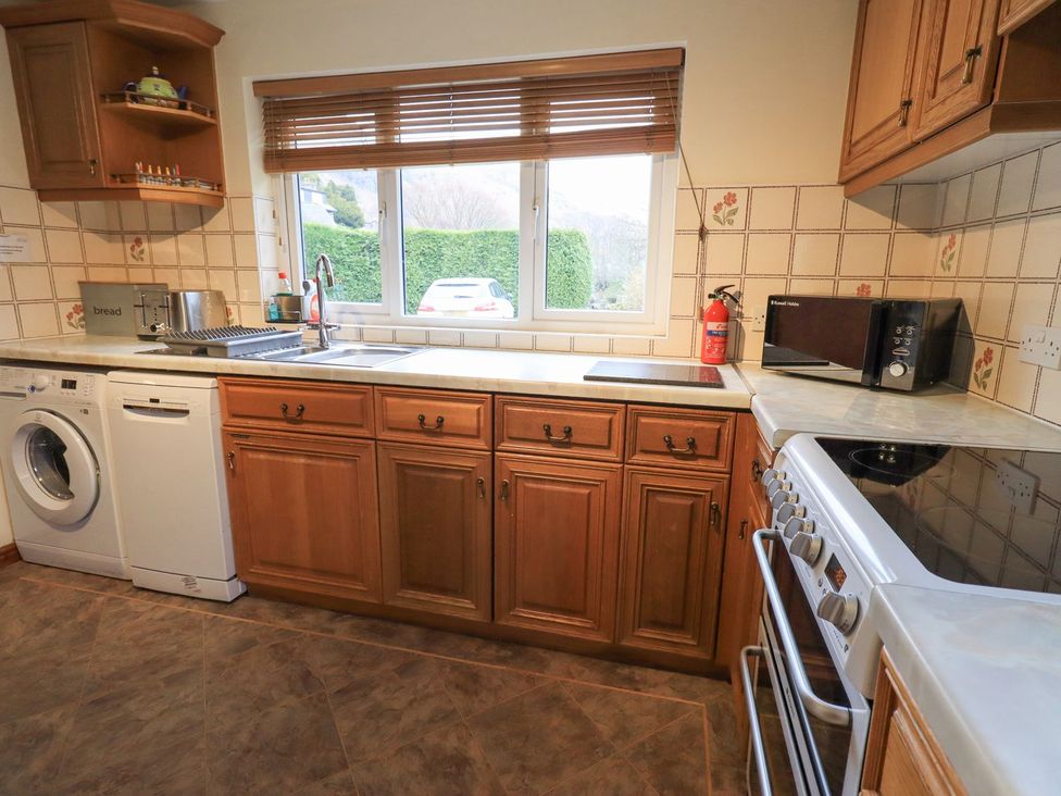 A kitchen with a washing machine and oven at Thrang View in Chapel Stile
