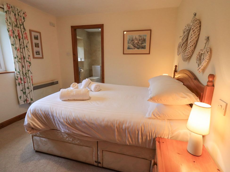 A bedroom with a bed and ensuite bathroom at Thrang View in Chapel Stile