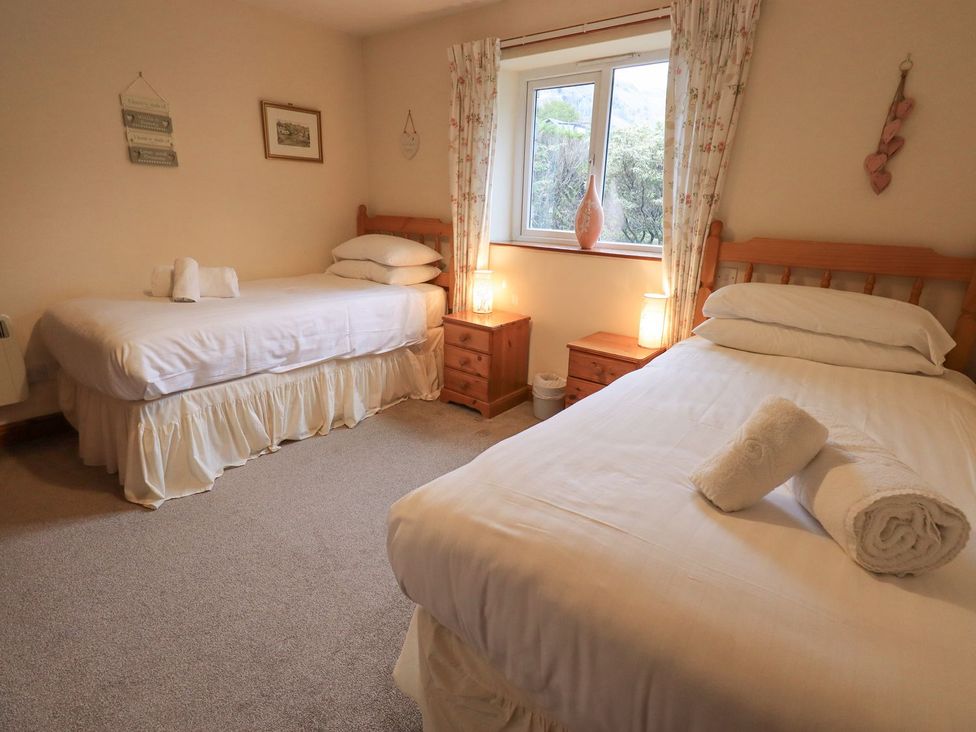 A bedroom with two beds and a window at Thrang View in Chapel Stile
